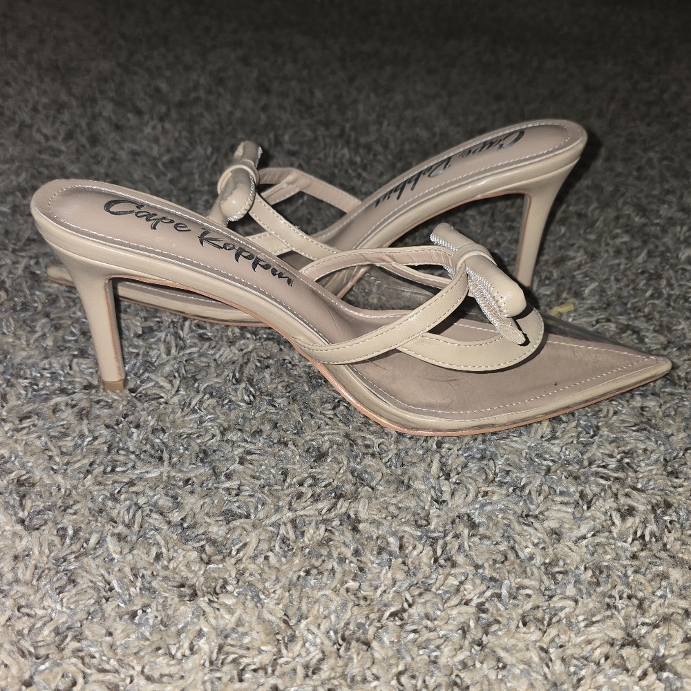 Size 8 Cape Robbin Nude Pointed Toe Heels with Bow - Picture 4 of 6
